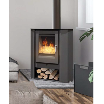 Lareira em metal preto com fogo aceso numa sala moderna