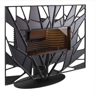 Lareira decorativa metálica preta com padrão geométrico e vidro