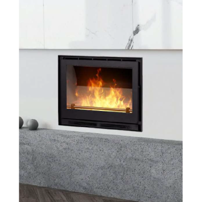 Lareira metálica embutida com vidro frontal e chamas visíveis numa parede branca com base em pedra cinza.