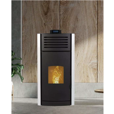 Estufa a pellets preta com painéis brancos e janela frontal de vidro com chama, contra parede de madeira clara.