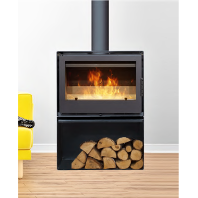 Lareira a lenha moderna com fogo aceso e sofá amarelo ao lado