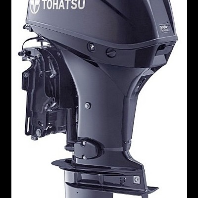 Motor de barco Tohatsu preto com textos brancos e número 60.