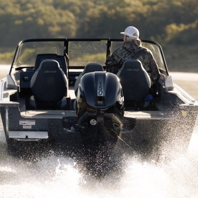 Barco com motor Tohatsu 150 e assentos MirroCraft visto de trás na água