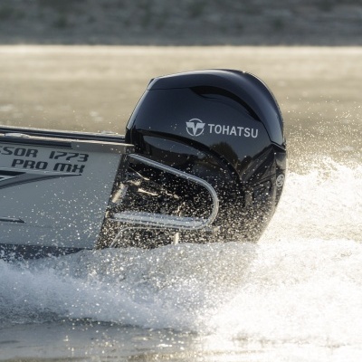 Motor de popa preto TOHATSU em embarcação cinza na água com respingos