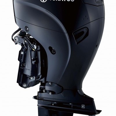 Motor de popa Tohatsu preto com hélice prateada e texto branco