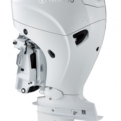 Motor de popa branco da marca TOHATSU modelo 140 com hélice metálica