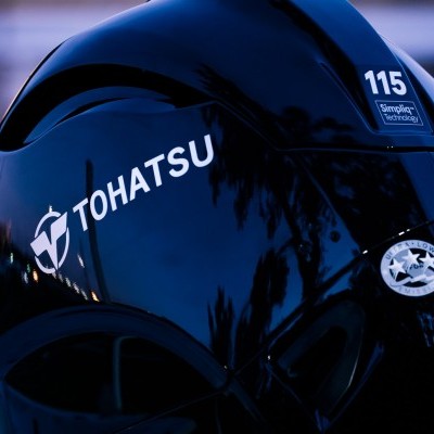 Motor de popa preto com logótipo TOHATSU e o número 115