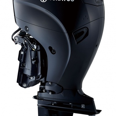 Motor de popa Tohatsu preto com hélice metálica