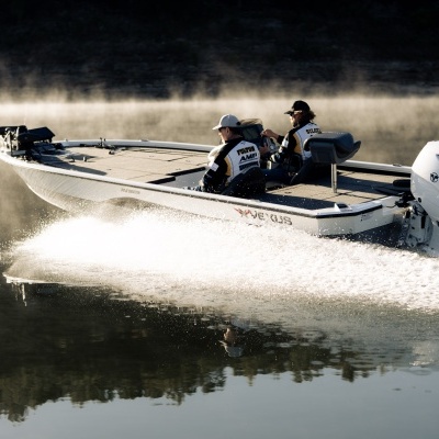 Barco de pesca NEXUS branco com motor Tohatsu 150 na água com nevoeiro ao fundo