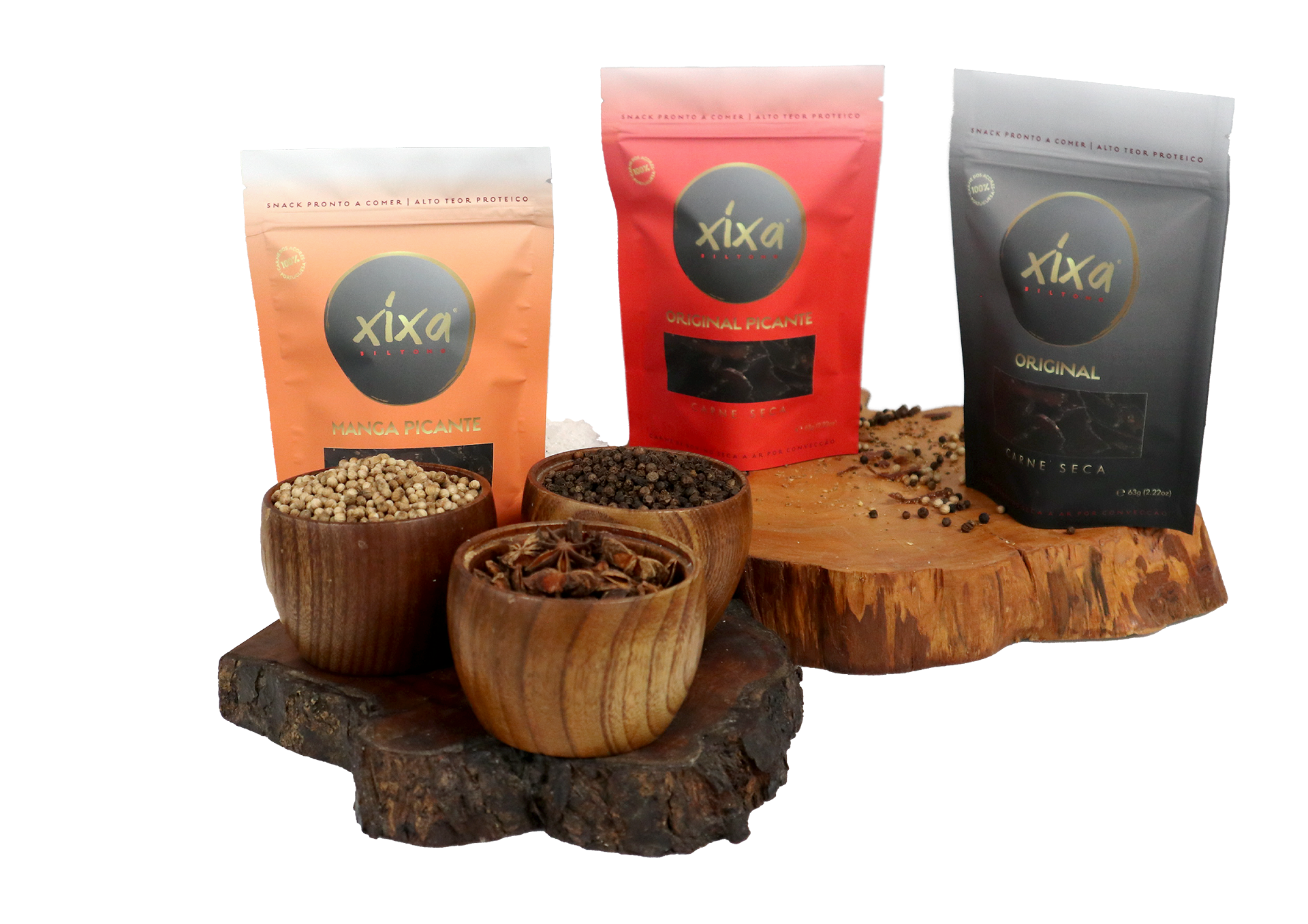 Embalações de café Xixa em várias cores com grãos em copos de madeira sobre troncos de madeira