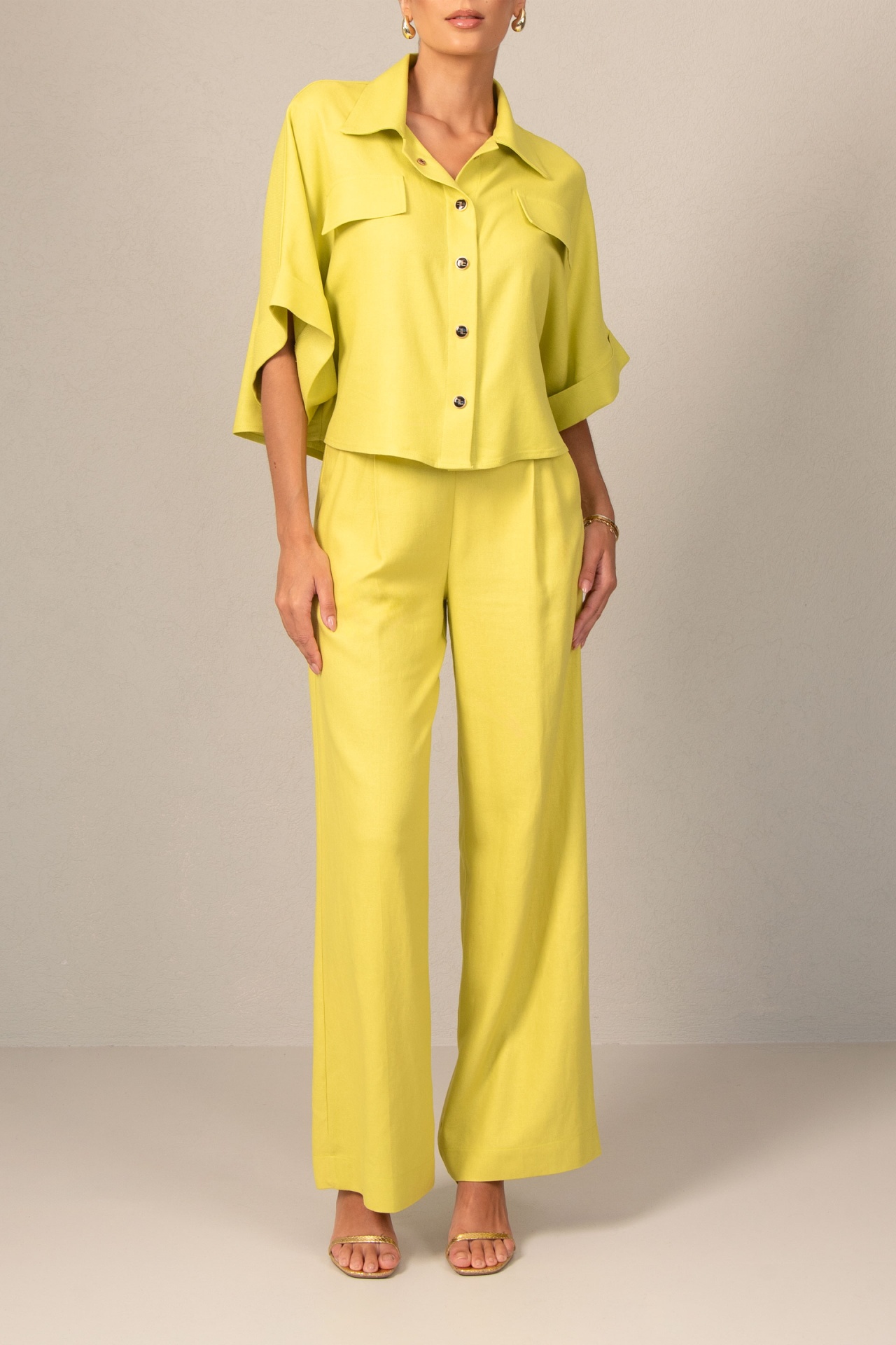 Calça 200656 Conjunto feminino amarelo com camisa de botões e calças largas em fundo neutro