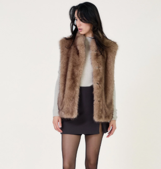 Colete 540087 Colete castanho de pelo sintético com botões usado por mulher com camisola e mini saia preta