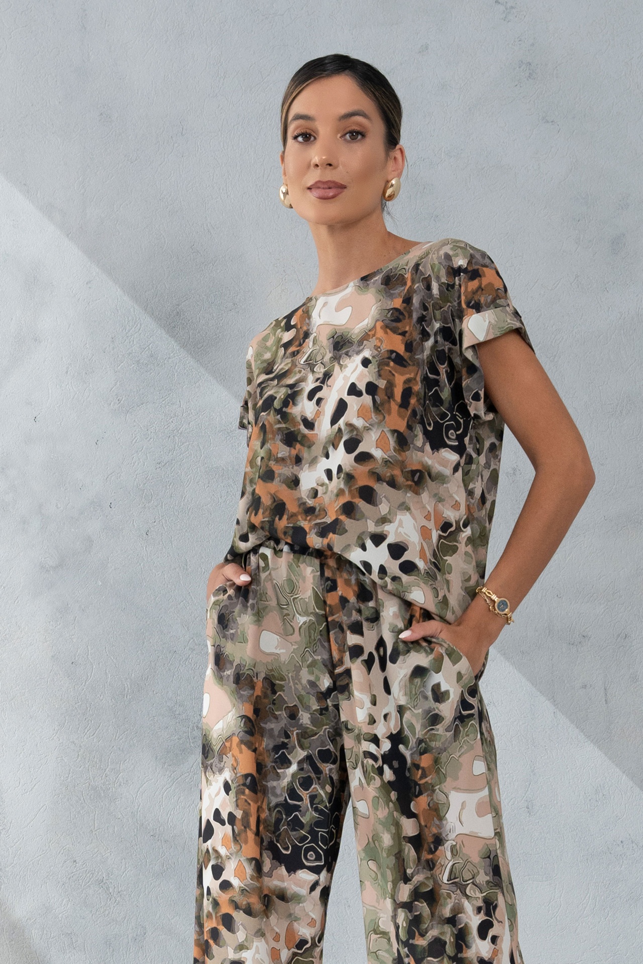 Túnica 111812 Conjunto feminino com t-shirt e calças largas com padrão abstrato em tons terra e verde