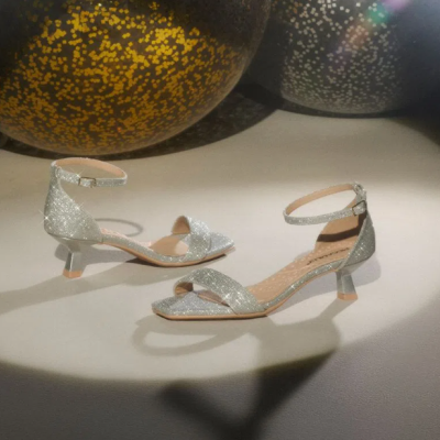 Sandálias femininas prateadas com brilho e salto baixo