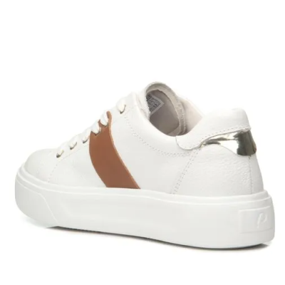 Ténis branco com detalhe castanho em V e calcanhar metálico