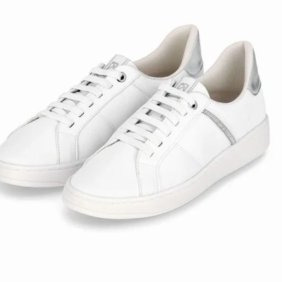 Ténis brancos de pele com detalhes prateados