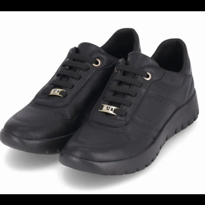 sapatos desportivos pretos com detalhes dourados e cadarços pretos