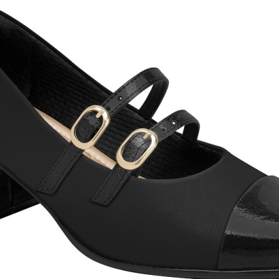 Sapato feminino preto com salto médio e duas tiras com fivelas douradas