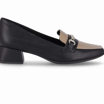 Sapato de salto médio em pele preta e bege com detalhe em metal prateado