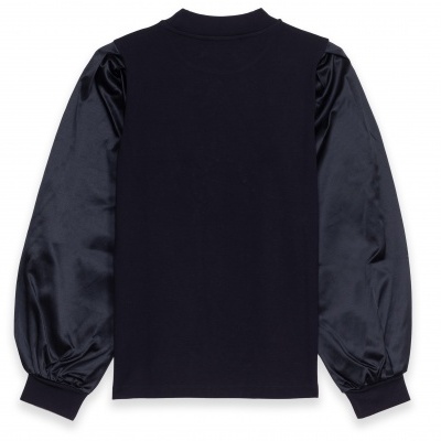 Camisola preta com mangas acetinadas e gola alta em fundo branco