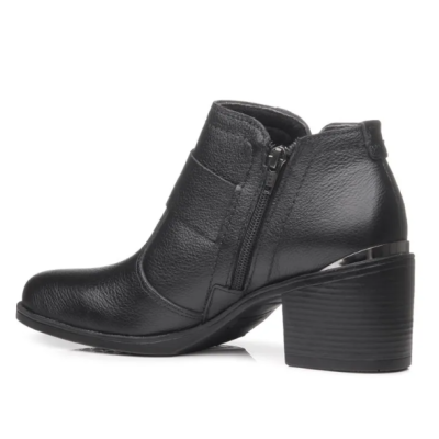 Botim preto de couro sintético com salto grosso e fecho de correr lateral.