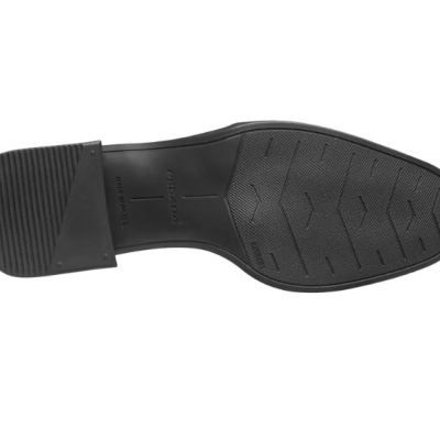 Sola preta de sapato masculino com padrão geométrico e texto Bermoda