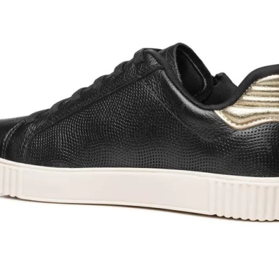 Sapatilha preta texturizada com salto dourado e sola branca, vista lateral