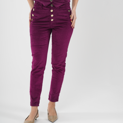 Calças de veludo roxas com botões dourados em fundo branco