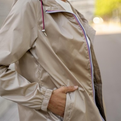 Casaco impermeável bege com fecho e capuz