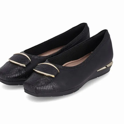 Ténis pretos com textura imitação pele de crocodilo e detalhes metálicos dourados