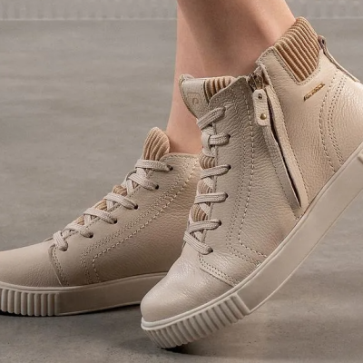 Ténis altos bege com atacadores e fecho lateral em pele e tecido elástico.