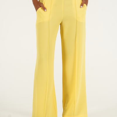 Calças compridas amarelas largas com fivela e bolsos