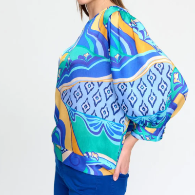 Blusa feminina colorida com padrão geométrico e floral, mangas largas