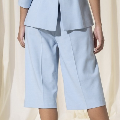 Conjunto feminino azul claro com blazer e calças culotte visto por trás
