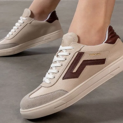 Ténis de senhora bege com detalhes castanho escuro e atacadores brancos