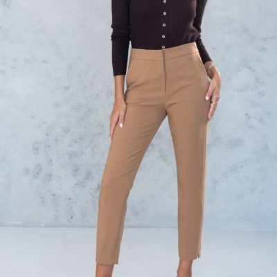 Conjunto feminino com camisola castanha escura e calças castanho claro, com sandálias pretas.