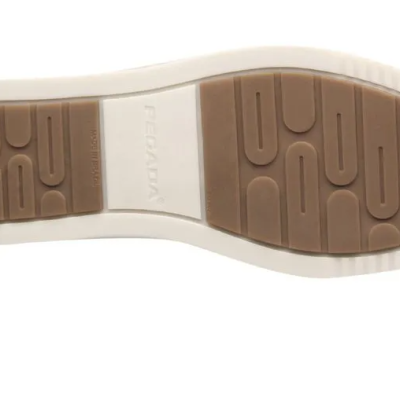 Sola de calçado em bege e castanho com padrão antiderrapante e marca PEGAWAY