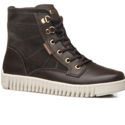 Bota escura em pele e camurça com sola branca ondulada