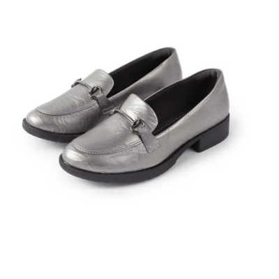 Par de mocassins prateados com detalhe metálico