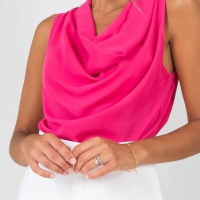 Blusa feminina rosa vibrante sem mangas com gola drapeada