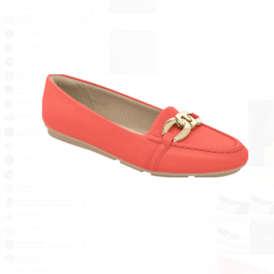 Sapatilha feminina coral com fivela dourada e sola bege clara