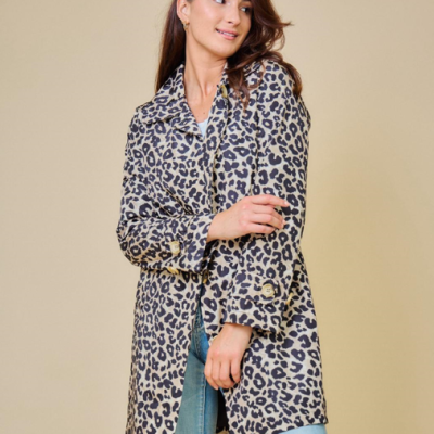 Casaco comprido padrão animal print tons castanho e bege com botões dourados