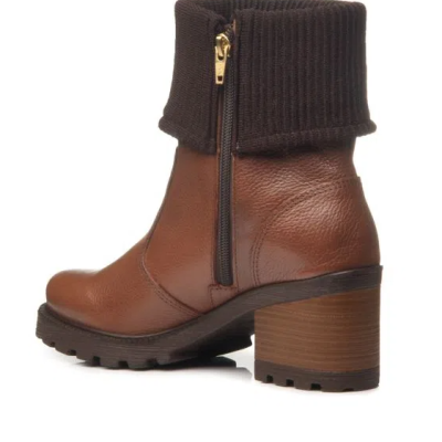 Botim castanho com salto grosso e cano em tecido canelado