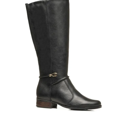 Bota alta preta em couro com salto baixo de madeira e detalhe dourado