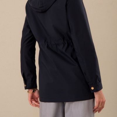 Casaco preto com capuz visto pelas costas