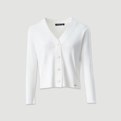 Casaco branco de malha com botões e gola em V em fundo cinza