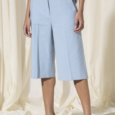 Bermuda azul clara feminina e sandálias bege de salto médio