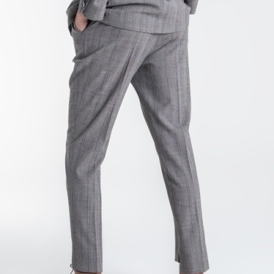 Calças cinzentas risca de giz com sapatos castanhos e salto branco