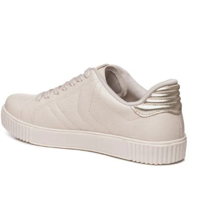 Sapatilha branca com costas douradas e atacadores brancos