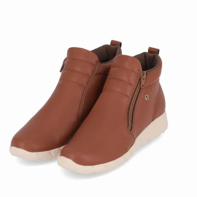 Botins femininos castanhos com sola branca e fecho de correr lateral